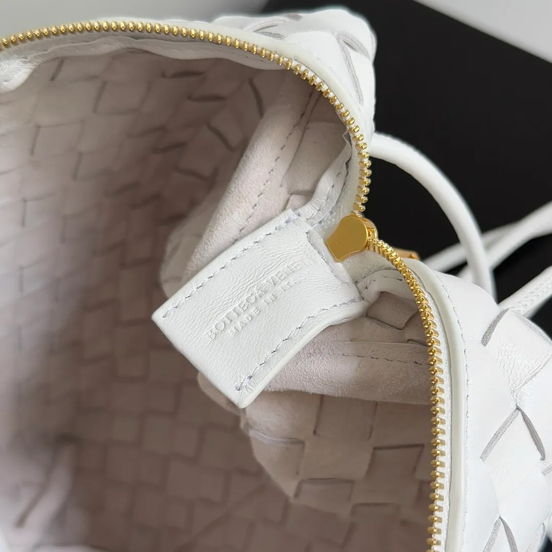 Batch 1260 𝗕𝗼𝘁𝘁𝗲𝗴𝗮 𝗩𝗲𝗻𝗲𝘁𝗮———— The latest version of the loop camera bag💥 at BV’s King of Cost-Effectiveness counter, large woven texture➕As always, ultra-high-quality lambskin, with zippers and adjustable drawstrings, it is especially suitable for the belly💫It can hold anything, and it is very light in weight, suitable for🈴️girls of all ages, size: 22*15*8cm, style number: 680255